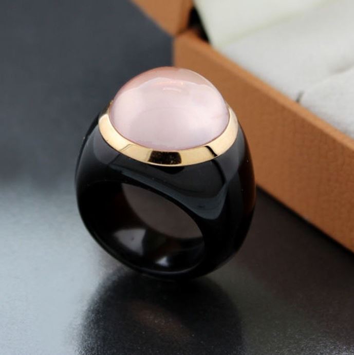 Noir Rosé — Inel statement cu cuarț roz 16 mm, montură din aur roz 585 și bandă din agat negru - imagine 6